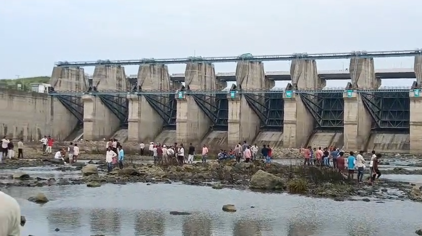शेळगाव बॅरेज दुर्घटना: मासेमारीसाठी गेलेल्या सिराज टेलरचा शोध सुरू