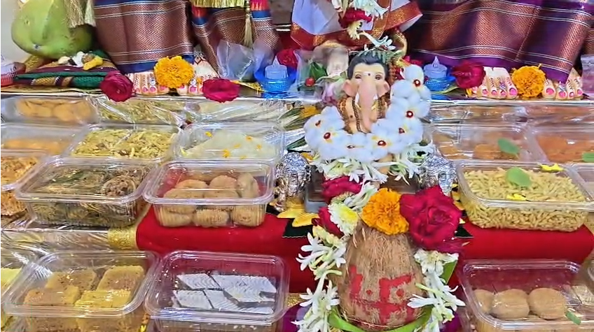 रामेश्वर कॉलनीत देशमुख परिवाराच्या घरी गौरी महालक्ष्मीचे आगमन