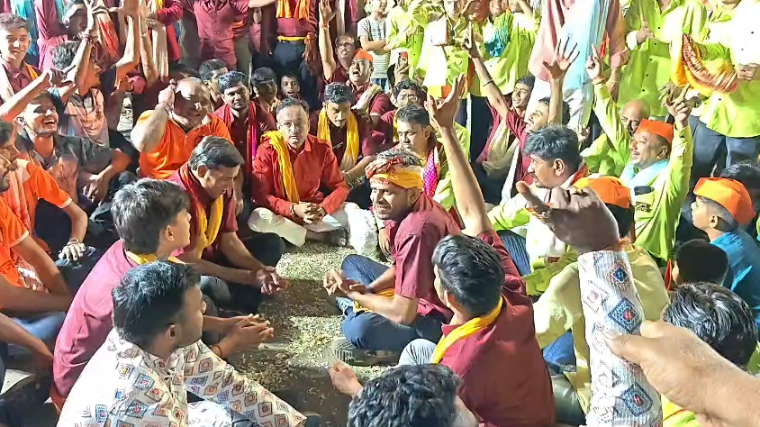 मिरवणुकीच्या मुद्द्यावर गणेश मंडळांचा ठिय्या; भजन गात प्रशासनाचा निषेध