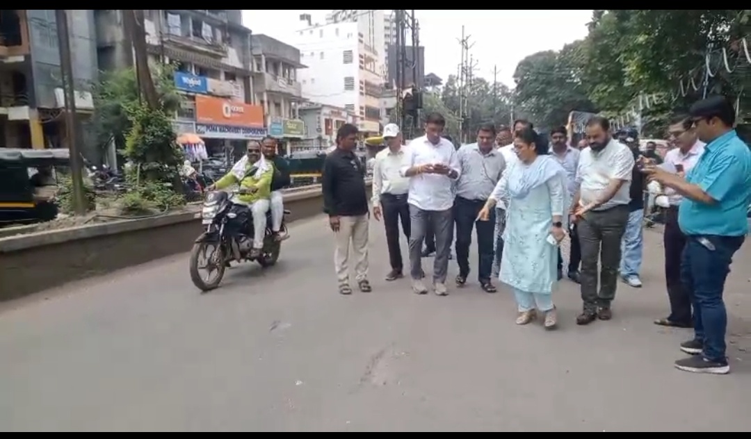 शिवतीर्थ ते टावर चौक मार्गावरील खड्डे बुजवण्याचे महापौरांचे अधिकाऱ्यांना निर्देश