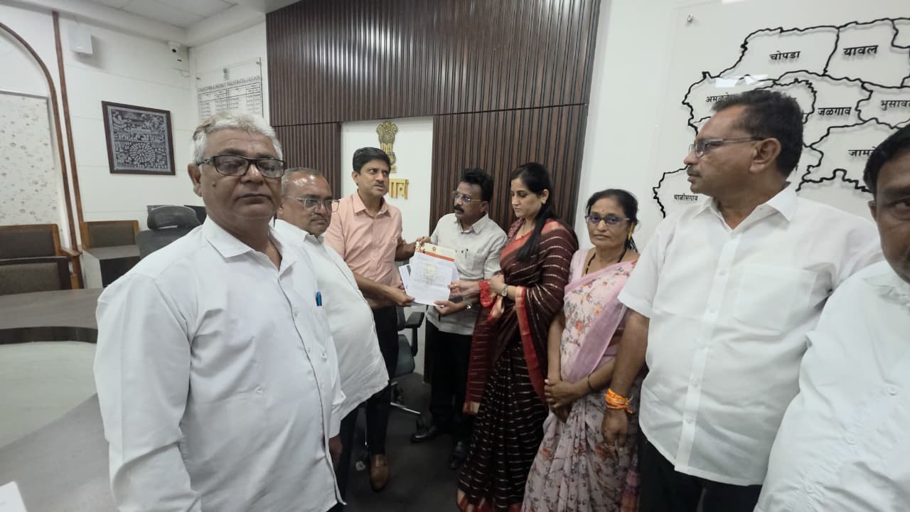 पंचनामे नकोत, सरसकट एकरी १ लाखाची मदत द्या! यावलच्या शेतकऱ्यांची जिल्हाधिकाऱ्यांकडे मागणी